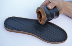 neumáticos en sandalias de caucho reciclado