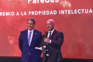 Paredes recibe el Premio de Propiedad Intelectual en la Noche de la Economía Alicantina